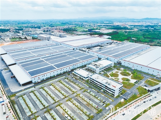 隆基綠能大面積廠房屋頂安裝高轉(zhuǎn)化率光伏組件，通過(guò)自發(fā)自用，大幅降低企業(yè)能耗。