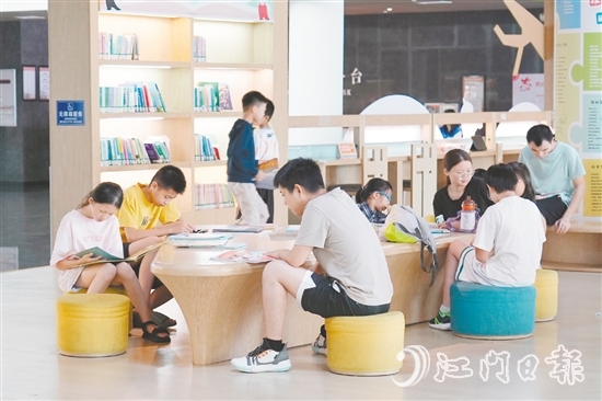 炎炎夏日，鶴山市圖書館成為市民避暑充電的熱門去處。
