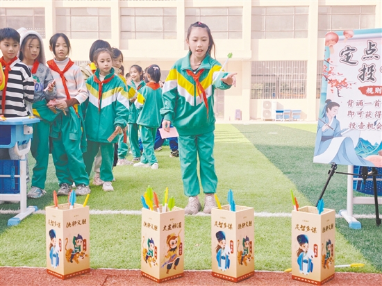 鶴山一中附屬小學(xué)結(jié)合不同學(xué)科，定期開展豐富多彩的古詩詞活動(dòng)，讓學(xué)生在玩中學(xué)、在學(xué)中玩。