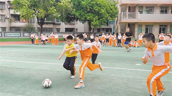 球員們在場上展開角逐。