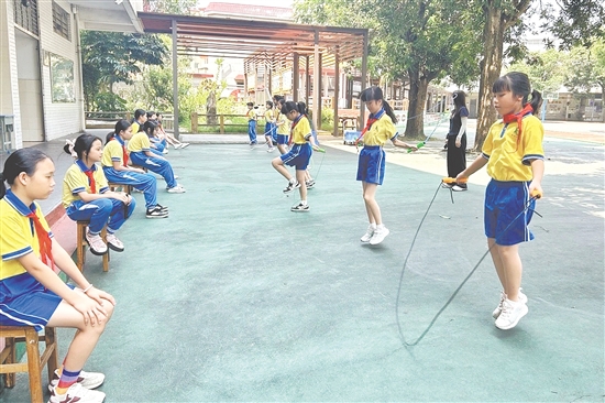 學(xué)生們有的輕盈彈跳、有的快速擺臂、有的穩(wěn)健加速，跳繩在空中劃出一道道弧線。