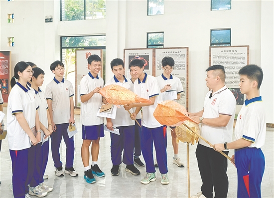 學(xué)生動(dòng)手制作魚燈，感受傳統(tǒng)文化魅力。