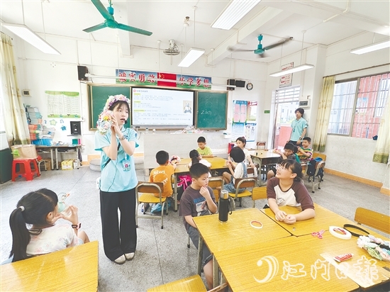 廣州商學院學生在給沙湖鎮(zhèn)中心小學的學生們上課。