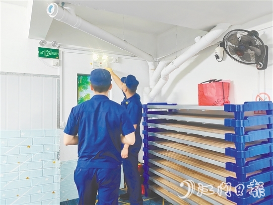 “綜合查一次”聯(lián)合執(zhí)法行動對托管機構(gòu)進(jìn)行全方位檢查。恩平市教育局供圖