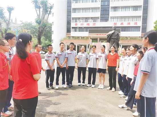 中考放榜后，景賢學校部分師生相聚校園，分享喜悅。
