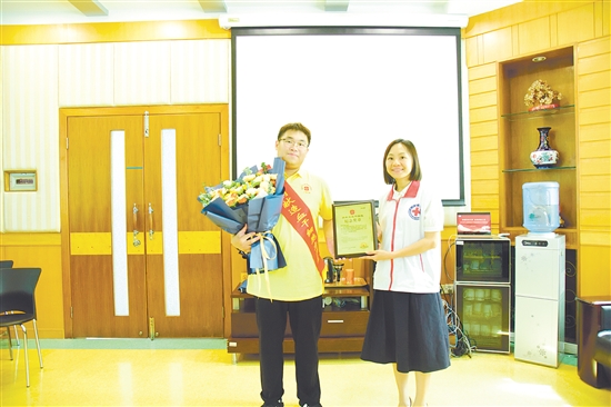 江門市紅十字會(huì)為陳杰峰頒發(fā)榮譽(yù)證書。