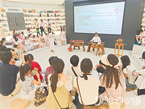 活動通過古琴演奏、經(jīng)典誦讀、家風(fēng)宣講等形式，為市民帶來沉浸式的文化體驗，助力“悅讀開平”建設(shè)。
