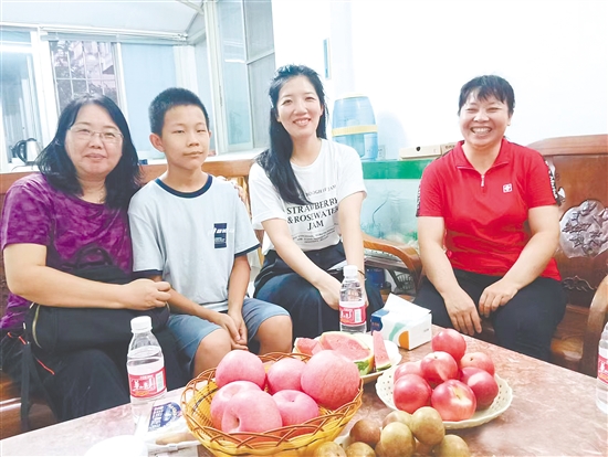 謝王亮與老師、母親（右一）合影。