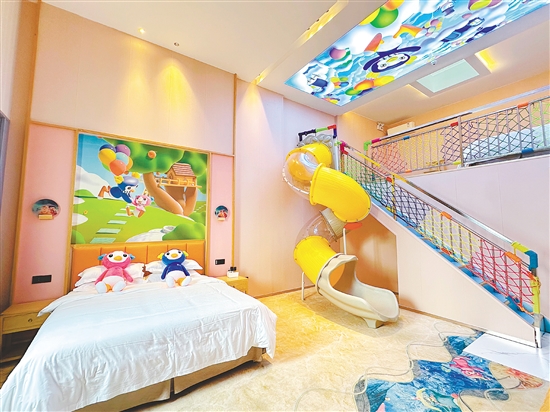 巴貝高比比企鵝親子酒店親子房?jī)?nèi)設(shè)有旋轉(zhuǎn)滑梯。