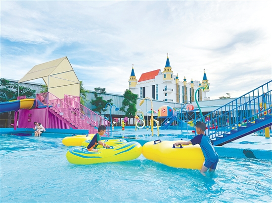 這個(gè)夏天，親子酒店搭配水上樂園更受親子家庭青睞。