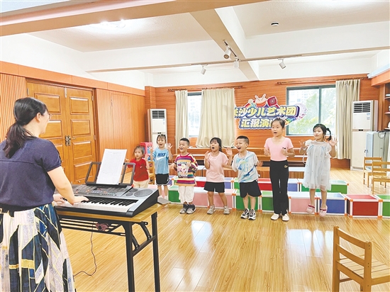 少年兒童在“家門口”免費享受優(yōu)質(zhì)藝術(shù)教育。