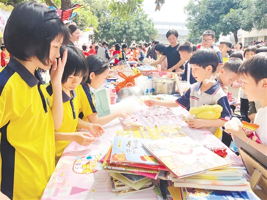 沙岡小學(xué)打造品牌活動鏈，成為水口鎮(zhèn)勞動教育標(biāo)桿。圖為該校義賣活動現(xiàn)場。