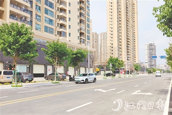 東寧路、僑安路及僑光一巷3條城市支路全面竣工通車，有效緩解陳宜禧路等周邊道路擁堵。圖為新建的東寧路。