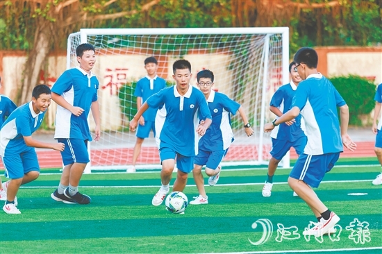 怡霖學(xué)校以五育協(xié)同為目標(biāo)，培養(yǎng)全面發(fā)展的新時代好少年。