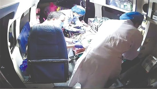 待患者生命體征穩(wěn)定，醫(yī)護(hù)人員將其轉(zhuǎn)運(yùn)至醫(yī)院搶救。