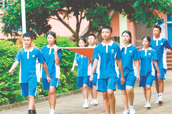 怡霖學(xué)校致力于培養(yǎng)學(xué)生擁有健全人格、社會(huì)責(zé)任感與家國(guó)情懷。