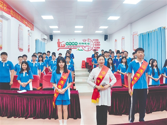 怡霖學(xué)校實(shí)行道德班長(zhǎng)制度，推動(dòng)班級(jí)開(kāi)啟自我管理新征程。