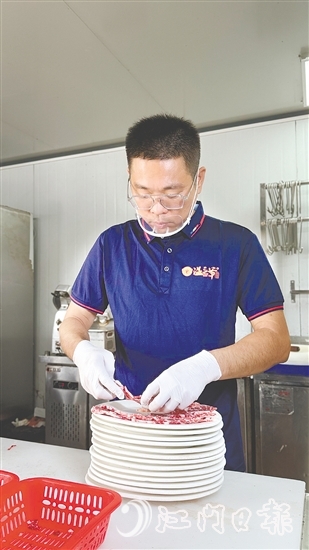 餐館繁忙時，溫偉文也會親自上陣。