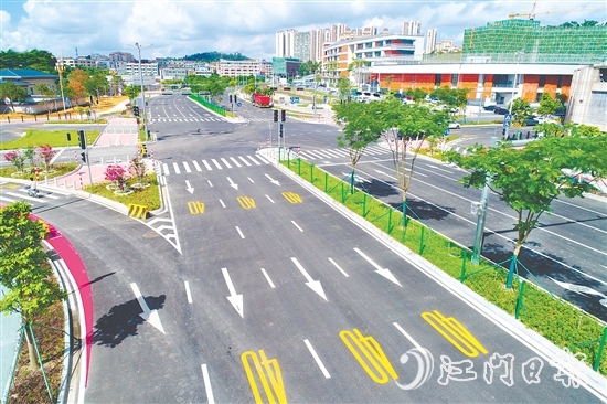 鶴山市大力推動康寧路、朗和路、詠春路、匯源新都道路等多項(xiàng)城市道路建設(shè)工程，聚焦解決新開發(fā)建設(shè)小區(qū)居民的交通出行，以及局部區(qū)域交通擁堵、路網(wǎng)結(jié)構(gòu)不完善等問題。圖為詠春路。