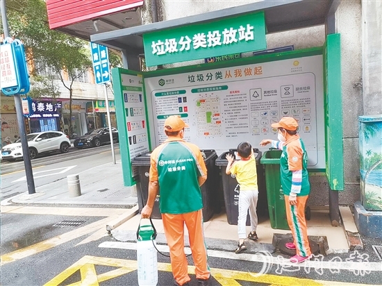 鶴山市大力推進(jìn)垃圾收集點(diǎn)整改工作，讓生活垃圾分類投放更便捷、規(guī)范。