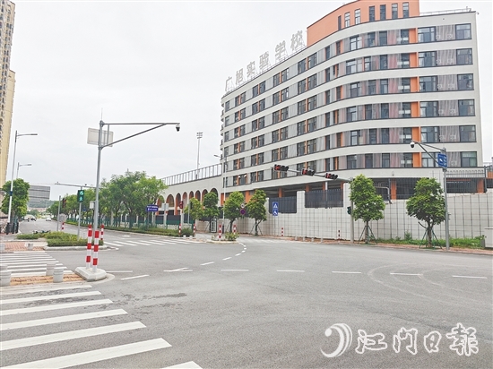 朗和路是前往鶴山市廣旭實(shí)驗(yàn)學(xué)校的重要道路之一，為該校師生提供了良好的出行環(huán)境。