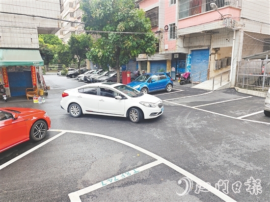 屏苑一區(qū)經(jīng)過升級改造，小區(qū)內(nèi)部道路全部鋪設(shè)瀝青，停車位用清晰標(biāo)線劃分。