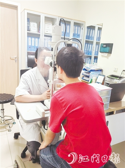 羅麗莎正在為青少年檢查視力。