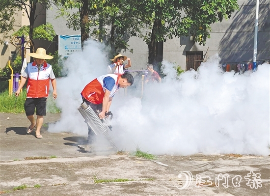 7月25-26日，恩平在全市范圍內(nèi)開展防蚊滅蚊愛國衛(wèi)生集中行動(dòng)，各級黨組織和廣大黨員積極響應(yīng)號召，主動(dòng)下沉一線。
