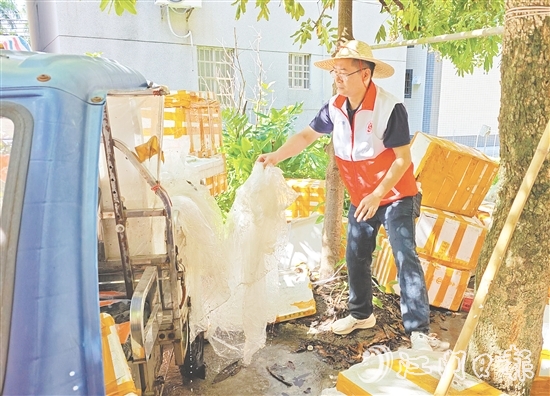 黨員干部、志愿者對房前屋后、背街小巷等蚊蟲易孳生地進(jìn)行排查。