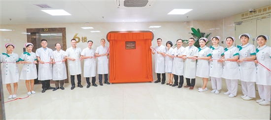 江門市人民醫(yī)院是我市目前唯一入選“首批免陪照護(hù)標(biāo)準(zhǔn)化（病房）醫(yī)院建設(shè)單位”的醫(yī)療機(jī)構(gòu)。