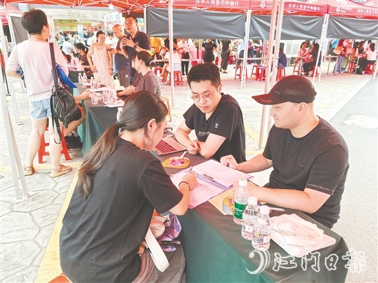 招聘會吸引了不少本地青年返鄉(xiāng)求職，其中既有剛畢業(yè)的應(yīng)屆生，也不乏待業(yè)數(shù)月的年輕人。