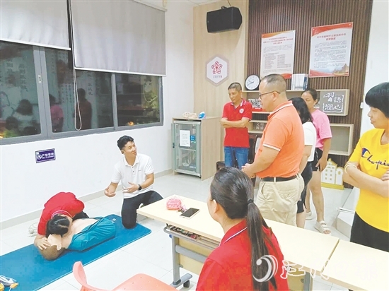 開平志愿救傷服務(wù)隊資深講師為學(xué)員們帶來心肺復(fù)蘇講解和實訓(xùn)。
