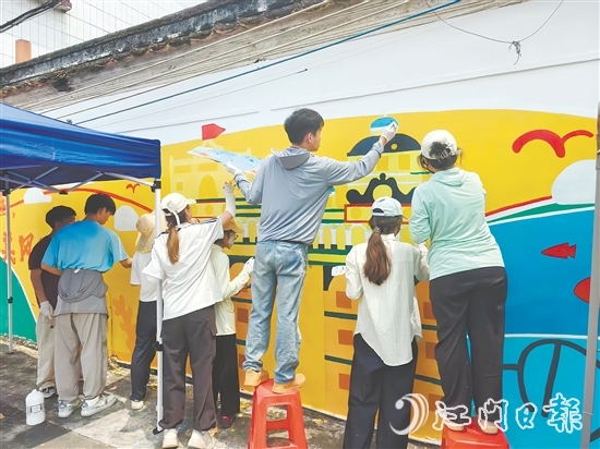 隨著“墨韻筑鄉(xiāng)”突擊隊員們的畫筆落下，三埠街道三圍村的墻面逐漸煥發(fā)出新的光彩。受訪者供圖