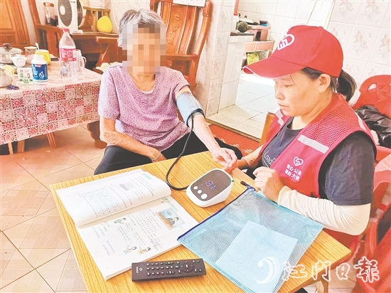 愛心服務(wù)隊上門探訪老人。