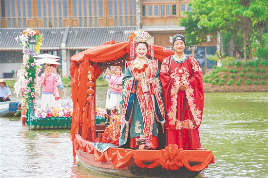 《嶺南水上婚禮》讓游客沉浸式體驗(yàn)“花船迎親、拜堂成禮”的傳統(tǒng)風(fēng)俗。