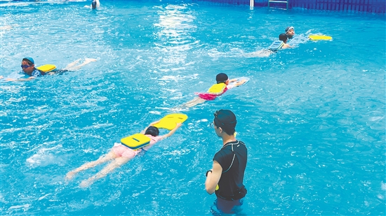 孩子們正在學(xué)習(xí)游泳基本動作。