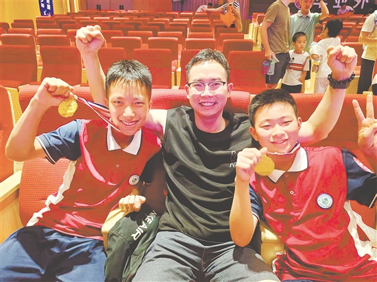 伍子賢（左）、曾釔濱（右）勇奪省青少年機(jī)器人競(jìng)賽冠軍。