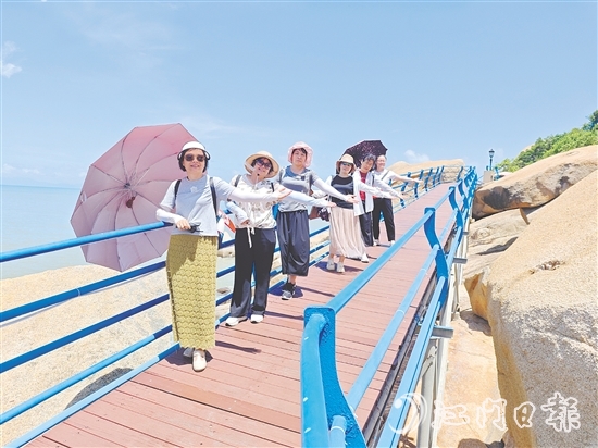 新會區(qū)教育工委會職工游覽那琴半島地質(zhì)公園。