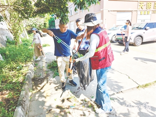 志愿者下沉一線開展清潔工作。