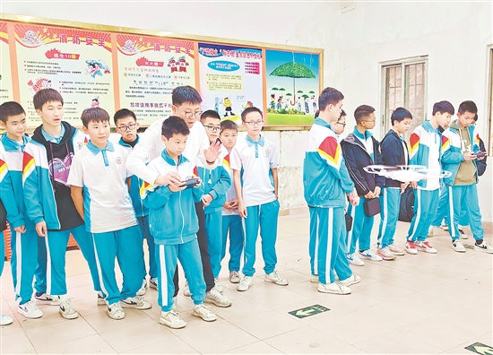 無(wú)人機(jī)科創(chuàng)領(lǐng)航課程深受學(xué)生歡迎。