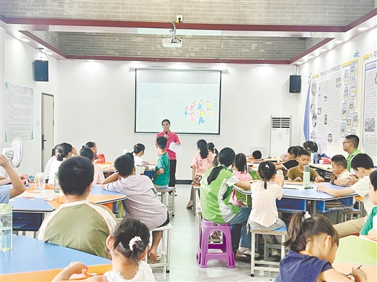 孩子們在夏令營中提高了社交能力，增進了感情。