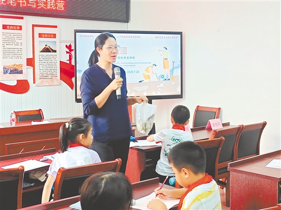 新會(huì)區(qū)博物館工作人員為學(xué)生們帶來(lái)別開生面的考古繪圖課。