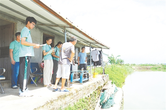 突擊隊(duì)深入青蟹養(yǎng)殖基地，摸清當(dāng)?shù)仞B(yǎng)殖難點(diǎn)痛點(diǎn)。