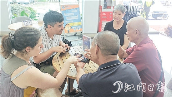 徐慶賢（左二）與親人分享生活趣事。