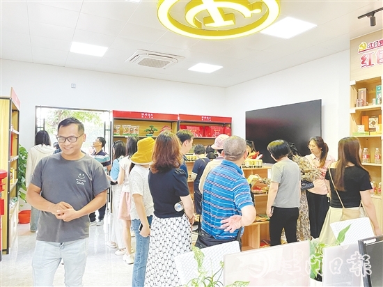 游客可以在霄南鮮卑古村落黨群服務(wù)中心購買霄南村出品的特色商品。