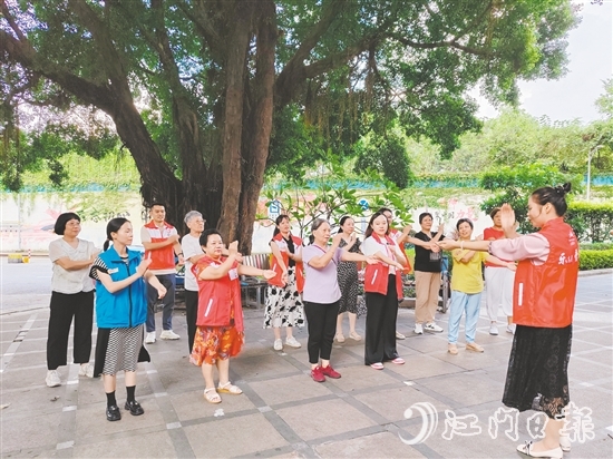 “萬(wàn)家增健”志愿服務(wù)項(xiàng)目志愿者帶領(lǐng)社區(qū)居民“拍八虛”。