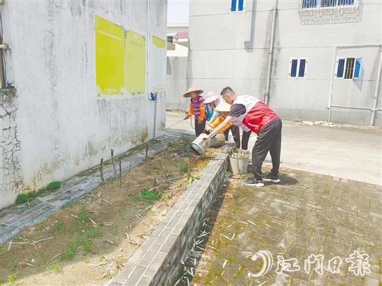 良西鎮(zhèn)黨員干部與群眾一起清理雜物，保持環(huán)境整潔。