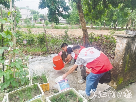 人大代表開(kāi)展“翻盆倒罐”行動(dòng)。