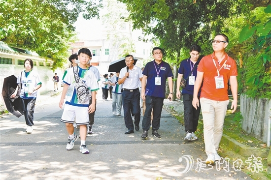 恩平市政協(xié)委員梁發(fā)雄（右一）與香港青年一起參觀恩平市歇馬村。