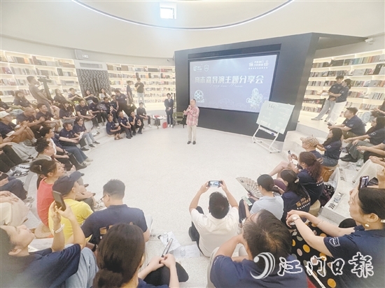 8月2-3日，高志森為大灣區(qū)80余位電影從業(yè)者、青年導演編劇、文旅專家及“僑鄉(xiāng)新大眾文藝社”創(chuàng)作代表帶來三場深度主題分享。